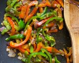 A picture of step 3 of Macaroni beef -stir fry.