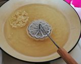 Foto langkah ke 5 dari resep Kembang Goyang Asin.