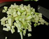 Foto del paso 2 de la receta Dados de calabacín salteados con carne