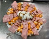 Une image de l'étape 9 de Salade composée de melon à la mortadelle, feta, mozzarella tressée, origan et crème de balsamique.