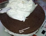 A picture of step 12 of Chocolate cake with whip cream.