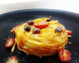 Foto del passaggio 5 della ricetta Spaghetto quadro con datterini confit e polvere di capperi