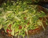 Foto langkah ke 7 dari resep Tumis daun dan bunga pepaya.