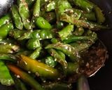 A picture of step 3 of Green chilli Thecha.