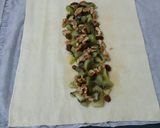 Foto del paso 2 de la receta: Una trenza de hojaldre rellena de kiwi, nueces y pasas