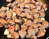 A picture of step 3 of Shaking Beef Fried Rice (Cơm Bò Lúc Lắc).