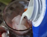 Foto langkah ke 3 dari resep Korean Strawberry Milk.