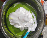 Foto langkah ke 5 dari resep Chiffon Cake Pandan - Lembut seperti kapas.