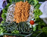 Foto langkah ke 10 dari resep Tumpeng Nasi Merah Putih Lengkap.