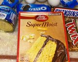 صورة لخطوة 1 من وصفة كيكة جاهزة بقطع الأوريو وصوص السنيكرز🥰😋 سريعة ولذيذة 👌🏻❤️