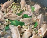 รูปขั้นตอนการทำที่ 2 ของ ปีกไก่คั่วสมุนไพรพริกป่น