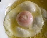 Foto del paso 2 de la receta: Huevo frito 🥚 sin puntilla