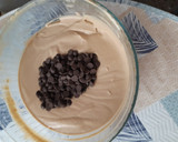 Foto del paso 4 de la receta: Helado de café capuchino con trocitos de chocolate