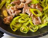 รูปขั้นตอนการทำที่ 2 ของ หมูผัดพริกอ่อน