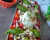 Une image de l'étape 2 de 🍅 Salade tomates, burrata, feta, basilic & oignons.