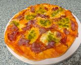 Foto del paso 5 de la receta: Pizza casera de mozzarella di búfala jamón y pesto