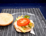Foto del paso 13 de la receta: Hamburguesa de salmón con salsa de pepino (Sin sal añadida)