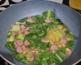 Foto langkah ke 4 dari resep Tumis Sawi Jagung Sosis Rebus.
