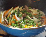 Foto del paso 3 de la receta: Wok de tallarines, carne y verduras