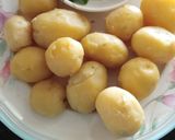 A picture of step 2 of Gralic potatoes with fryms. (lasaniya aloo & fryums).