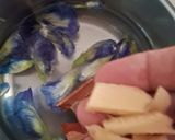 A picture of step 2 of Butterfly pea flower tea.