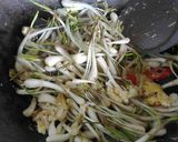 Foto langkah ke 5 dari resep Tumis kucai telur praktis.