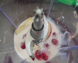 Foto langkah ke 2 dari resep Smoothies Strawberry.