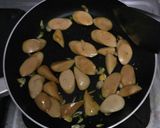 Foto langkah ke 2 dari resep Telor dadar sosis ayam teflon.