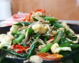 Foto langkah ke 5 dari resep Tumis Buncis, Jamur, Bunga Kol Teri Pedas.