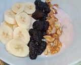 Une image de l'étape 2 de Bowl 🥣 banane 🍌 yaourt, mûre violette 🍇 et noix.