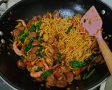 Foto langkah ke 5 dari resep Mie Goreng Sosis.