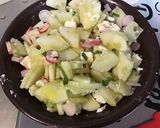 Une image de l'étape 7 de Salade de concombre, radis, tomates à la menthe et feta.