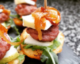 Foto del paso 1 de la receta: Pincho de minihamburguesa en brioche con pera y gorgonzola