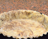 Foto del paso 1 de la receta: Tarta con masa quebrada, relleno dulce de leche casero y frutilla