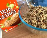 Une image de l'étape 2 de Salade de quinoa à la patate douce rôtie au miel, avocat, feta, oignons rouges et pignons.