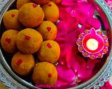 A picture of step 8 of Panjiri Laddu recipe from flour and gram flour.