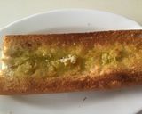 Foto del paso 2 de la receta: Crostini Caprese al ajo con aceitunas negras
