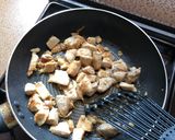 รูปขั้นตอนการทำที่ 3 ของ ไก่ผัดกระเทียม แบบมินิมอล