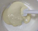 Foto langkah ke 4 dari resep Bolu Hongkong Topping Keju.