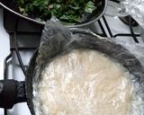 Foto del paso 4 de la receta: Pizza de espinaca salteada con ajo, con salsa blanca de cebolla