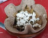 Foto del paso 4 de la receta: Cestitas integrales de huevo con cebolla, calabacín y rulo de cabra