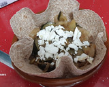 Foto del paso 4 de la receta: Cestitas integrales de huevo con cebolla, calabacín y rulo de cabra