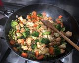 Thai csirke zöldségekkel és szójaszósszal recept fázis 8 fotója