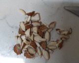 Foto del paso 4 de la receta: Salmón en salsa de nata y almendras