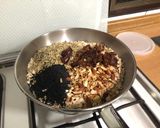 รูปขั้นตอนการทำที่ 4 ของ Pan-roasted granola / muesli (กราโนล่า / มูสลี่คั่วกระทะ)