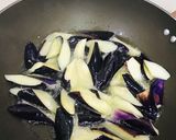 Foto langkah ke 3 dari resep Tumis terong dan daging ayam.
