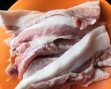 รูปขั้นตอนการทำที่ 1 ของ หมูสามชั้นทอดน้ำปลาแบบกรอบนอกนุ่มในฉ่ำๆ