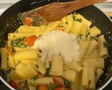 Foto del paso 4 de la receta: Pasta con tomate y espinacas