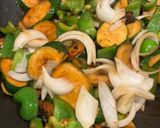 A picture of step 2 of Stir-Fried Bell Peppers, Squash, and Mushrooms.