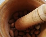 Foto del paso 5 de la receta: Salchichas frescas con miel espinacas y almendras